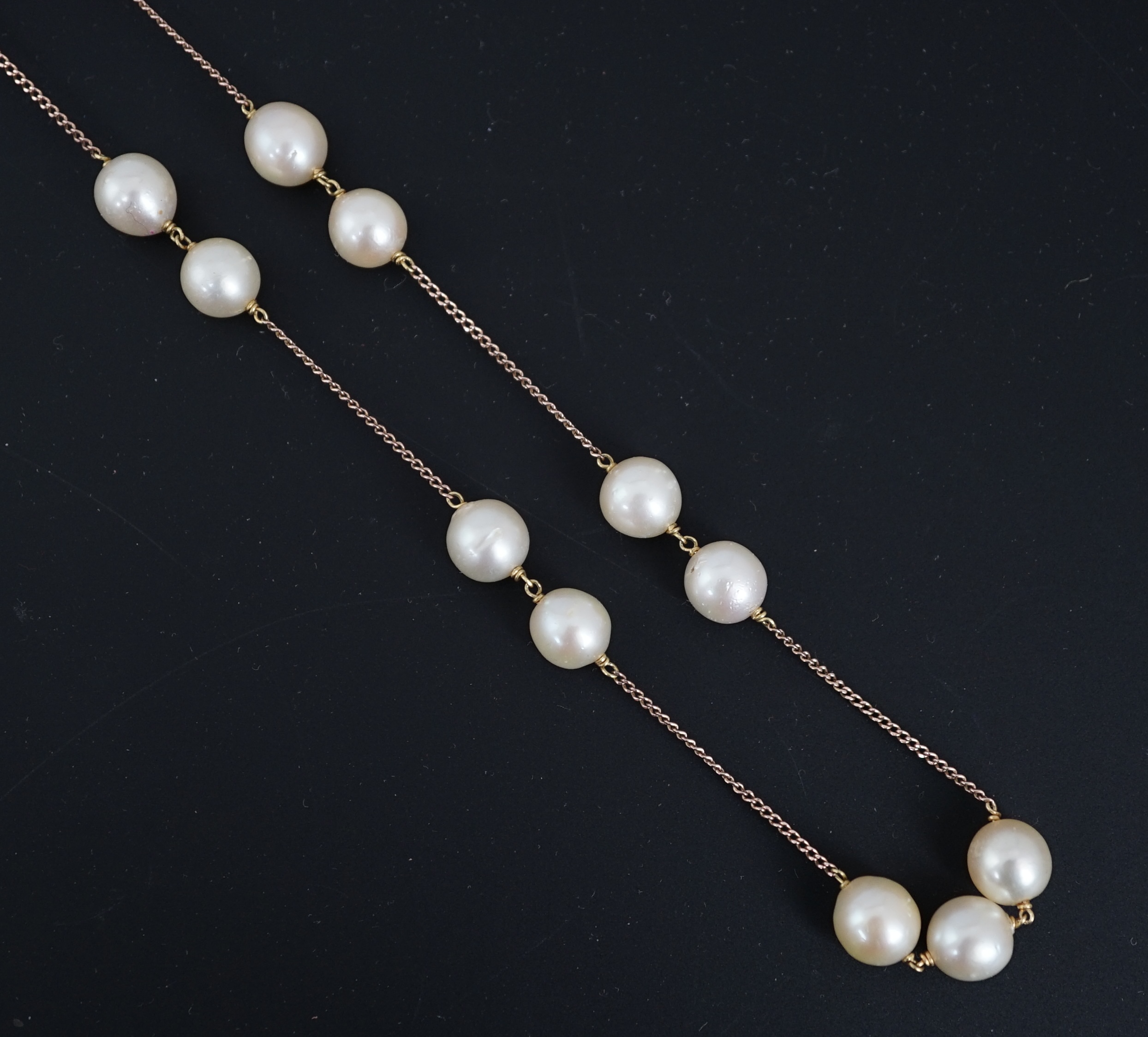 A modern Italian single strand cultured pearl and chain link necklace, with 10kt clasp, 98cm, gross weight 41.5 grams. Good condition.